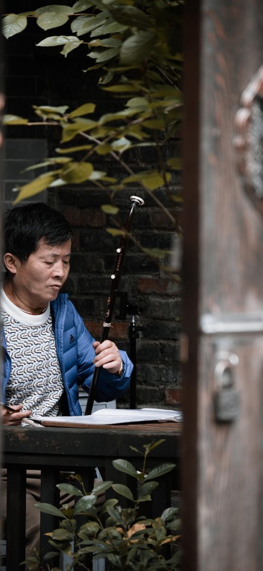 工作日历 App 排班规则设置界面，选择上二休二循环周期后自动生成整月值班表，日历格子按班次依次填充